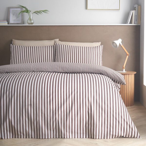Sötétbarna ágyneműhuzat Epping Textured Stripe – Catherine Lansfield