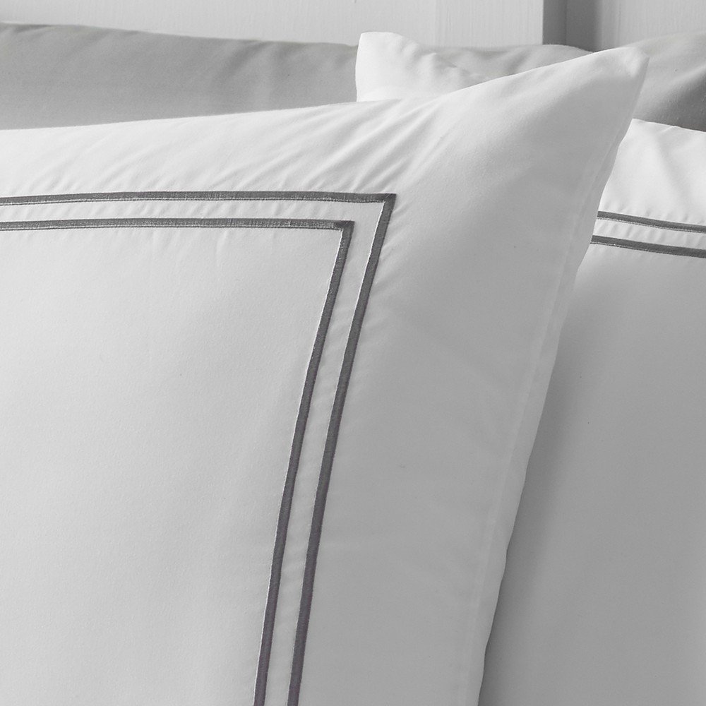 Háromrészes szatén ágyneműhuzat So Soft Mono Satin Stitch – Catherine Lansfield