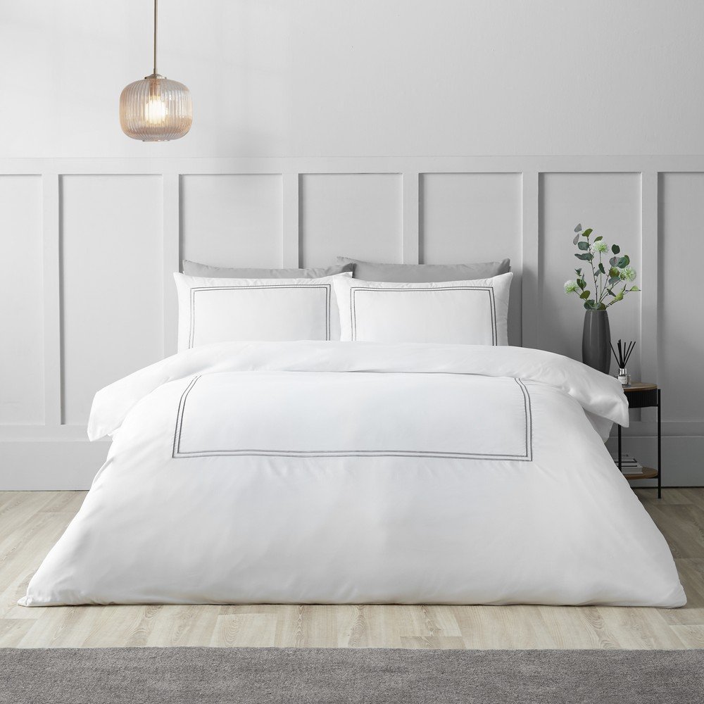 Háromrészes szatén ágyneműhuzat So Soft Mono Satin Stitch – Catherine Lansfield